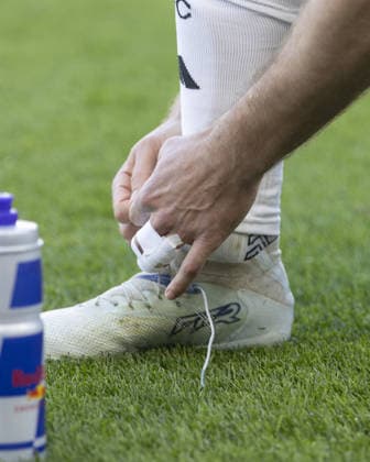 Captain Joachim Andersen of Fulham ties his laces prior to kick off during the Premier League match between Fulham and Burnley at Craven Cottage on March 21, 2026 in London, England. Copyright: xPedroxSoaresx xSPPx Sportspressphoto_SPR115197