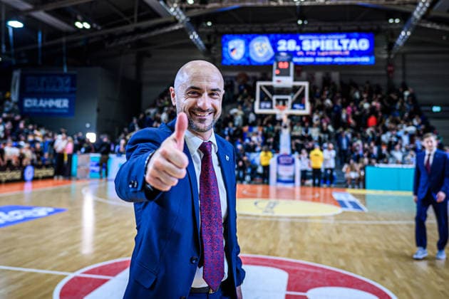 easycredit BBL Basketball Bundesliga 2025 2026 25 Matchday 21 03 2026 Science City Jena vs SYNTAINICS MBC MBC coach Milenko Bogicevic highly satisfied after the win, thumbs up, Portrait Sparkassen Arena