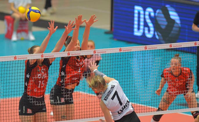 22 03 2026, Münsters Elena Kömmling against the block of Dresdens Marta Levinska and Mette Pfeffer, Volleyball, 1 Bundesliga, Dresdner SC USC Münster, Play off quarterfinals, match 1, c Dresden