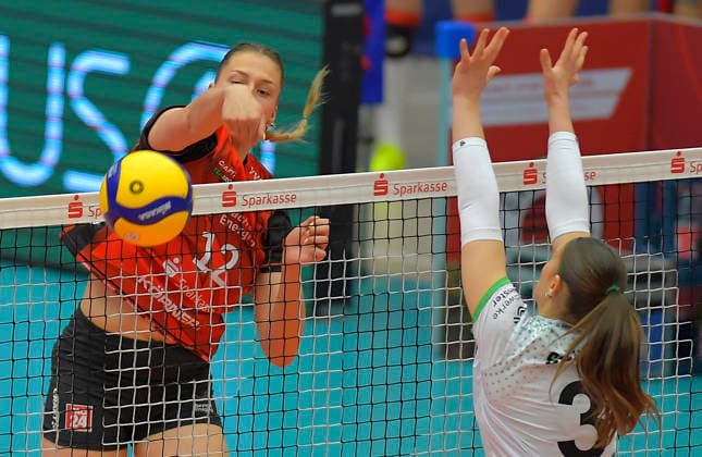 22 03 2026, Dresdens Mette Pfeffer smashes against Münsters Esther Spöler, Volleyball, 1 Bundesliga, Dresdner SC USC Münster, Play off quarterfinals, match 1, c Dresden