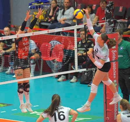 22 03 2026, Dresdens Lorena Lorber Fijok against Münsters Esther Spöler, Volleyball, 1 Bundesliga, Dresdner SC USC Münster, Play off quarterfinals, match 1, c Dresden