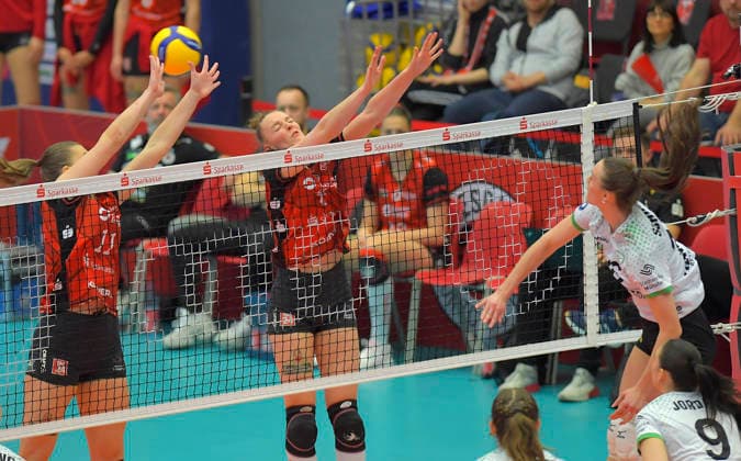 22 03 2026, Dresdens Amanda Siksna and Dresdens Jette Kuipers against Münsters Esther Spöler, Volleyball, 1 Bundesliga, Dresdner SC USC Münster, Play off quarterfinals, match 1, c Dresden