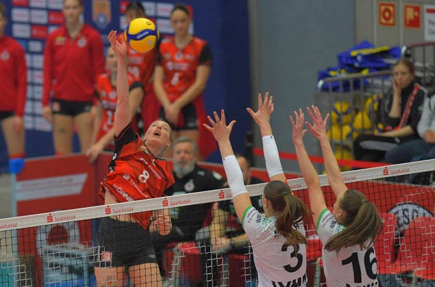 22.03.2026, Dresdens Jette Kuipers gegen Münsters Esther Spöler und Lena Schultze, Volleyball, 1. Bundesliga, Dresdner SC -USC Münster, Play off Viertelfinale, Spiel 1, (c) Dresden *** 22 03 2026, Dresdens Jette Kuipers against Münsters Esther Spöler and Lena Schultze, Volleyball, 1 Bundesliga, Dresdner SC USC Münster, Play off quarterfinals, match 1, c Dresden