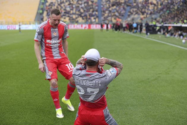 CALCIO - Serie A - Parma Calcio vs US Cremonese Jari Vandeputte of US Cremonese celebrates after scoring with Jamie Vardy of US Cremonese and team during Parma Calcio vs US Cremonese, 30Â° Serie A Enilive 2025-26 game at Ennio Tardini stadium in Parma (PR), Italy, on March 21, 2026. Parma Italy  Copyright: xIPAxSport ABACAx