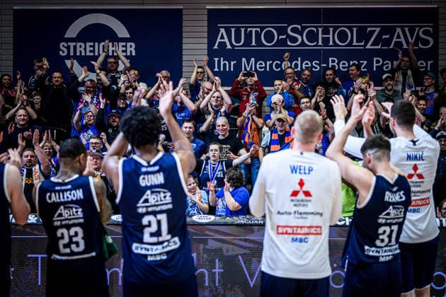 easycredit BBL Basketball Bundesliga 2025 2026 25 Matchday 21 03 2026 Science City Jena vs SYNTAINICS MBC The MBC team celebrates the victory in Jena Sparkassen Arena with the traveling away fans
