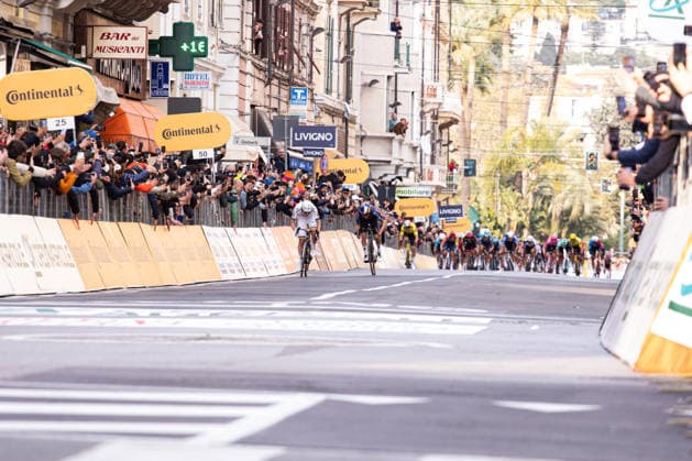 Milano Sanremo 2026 Tadej Pogacar (UAD) and Thomas Pidcock (PQT) sprint toward the finish line at Via Roma in Sanremo, Italy, on March 21, 2026, during the Milano Sanremo 2026. Sanremo Italy  Copyright: xTommasoxBerardix originalFilename:berardi-milanosa260321_npCfB.jpg