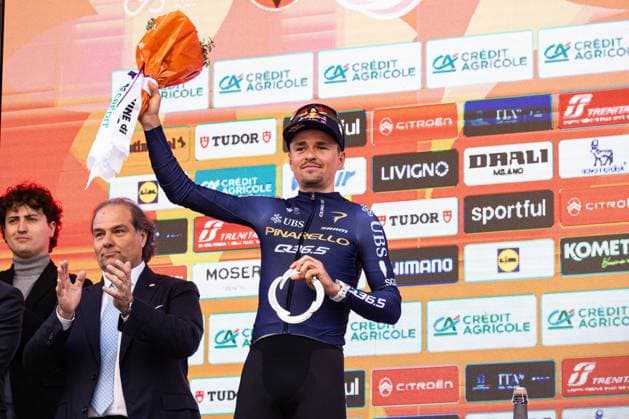 Milano Sanremo 2026 Thomas Pidcock stands in second place on the podium at Via Roma in Sanremo, Italy, on March 21, 2026, during the Milano Sanremo 2026. Sanremo Italy  Copyright: xTommasoxBerardix originalFilename:berardi-milanosa260321_np6tu.jpg