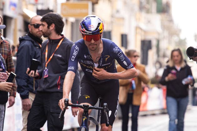 Milano Sanremo 2026 Thomas Pidcock, who finishes second, is escorted at Via Roma in Sanremo, Italy, on March 21, 2026, during the Milano Sanremo 2026. Sanremo Italy  Copyright: xTommasoxBerardix originalFilename:berardi-milanosa260321_npfQl.jpg