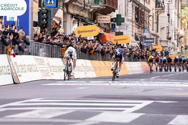 Milano Sanremo 2026 Tadej Pogacar (UAD) and Thomas Pidcock (PQT) sprint toward the finish line at Via Roma in Sanremo, Italy, on March 21, 2026, during the Milano Sanremo 2026. Sanremo Italy  Copyright: xTommasoxBerardix originalFilename:berardi-milanosa260321_npfSs.jpg