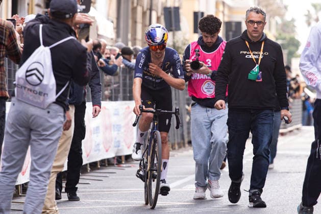 Milano Sanremo 2026 Thomas Pidcock, who finishes second, is escorted at Via Roma in Sanremo, Italy, on March 21, 2026, during the Milano Sanremo 2026. Sanremo Italy  Copyright: xTommasoxBerardix originalFilename:berardi-milanosa260321_npV5W.jpg