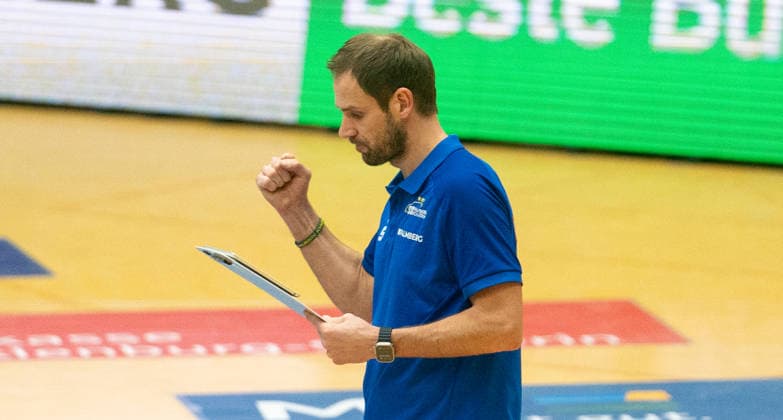 21 3 2026, Volleyball, Women, VBL, 1 VBL, 1 Volleyball Bundesliga, Playoff, Quarterfinals, 1 Match, SSC Palmberg Schwerin Ladies in Black Aachen Coach Felix Koslowski SSC Palmberg Schwerin cheers Schwerin Palmberg Arena Mecklenburg-Vorpommern Germany