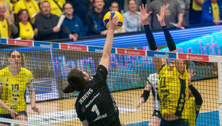 21 3 2026, Volleyball, Women, VBL, 1 VBL, 1 Volleyball Bundesliga, Playoff, Quarterfinals, 1 Match, SSC Palmberg Schwerin Ladies in Black Aachen Celine Jebens Ladies in Black Aachen, left against Anne Hölzig SSC Palmberg Schwerin, right Schwerin Palmberg Arena Mecklenburg Vorpommern Germany