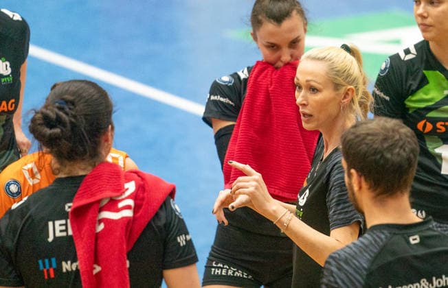 21 3 2026, Volleyball, Women, VBL, 1 VBL, 1 Volleyball Bundesliga, Playoff, Quarterfinals, 1 Match, SSC Palmberg Schwerin Ladies in Black Aachen Coach Mareike Hendriksen Ladies in Black Aachen, 3 v r gives instructions to her players Schwerin Palmberg Arena Mecklenburg Vorpommern Germany
