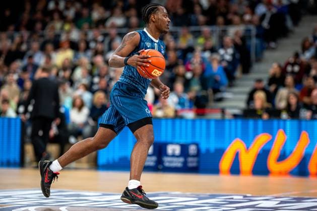 Game action with DJ Horne 0 MLP Academics Heidelberg on the ball in the middle of the pitch easyCredit BBL MLP Academics Heidelberg - Bamberg Baskets Copyright: xSpeedshotx