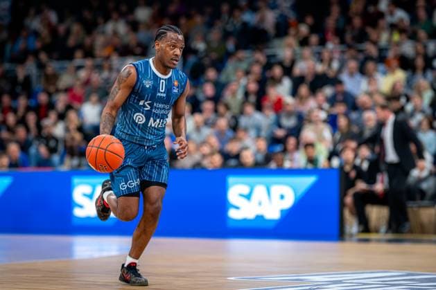 Game action with DJ Horne 0 MLP Academics Heidelberg on the ball easyCredit BBL MLP Academics Heidelberg - Bamberg Baskets Copyright: xSpeedshotx