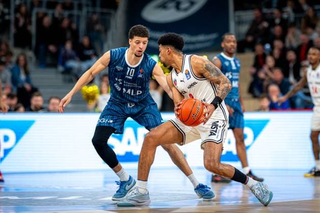 Scene with Samuell Williamson 10 MLP Academics Heidelberg in action against a player of BMA365 Bamberg Baskets easyCredit BBL MLP Academics Heidelberg - Bamberg Baskets Copyright: xSpeedshotx
