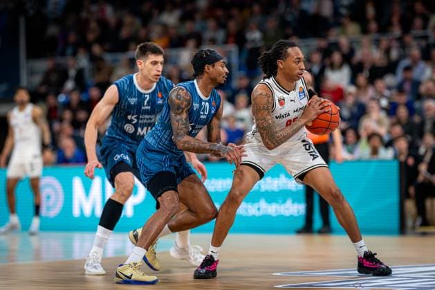 Game action with Austin Crowley 85 BMA365 Bamberg Baskets , Dusan Neskovic 7 MLP Academics Heidelberg and Niklas Würzner 2 MLP Academics Heidelberg easyCredit BBL MLP Academics Heidelberg - Bamberg Baskets Copyright: xSpeedshotx