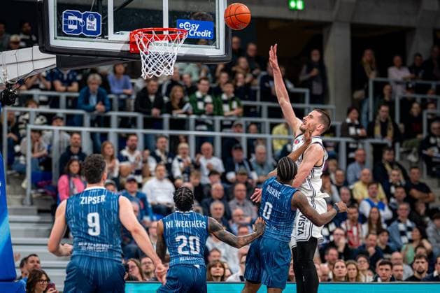 Playing action with Richard Balint 11 BMA365 Bamberg Baskets throwing over DJ Horne 0 MLP Academics Heidelberg , Michael Weathers 20 MLP Academics Heidelberg and Paul Zipser 9 MLP Academics Heidelberg easyCredit BBL MLP Academics Heidelberg - Bamberg Baskets Copyright: xSpeedshotx