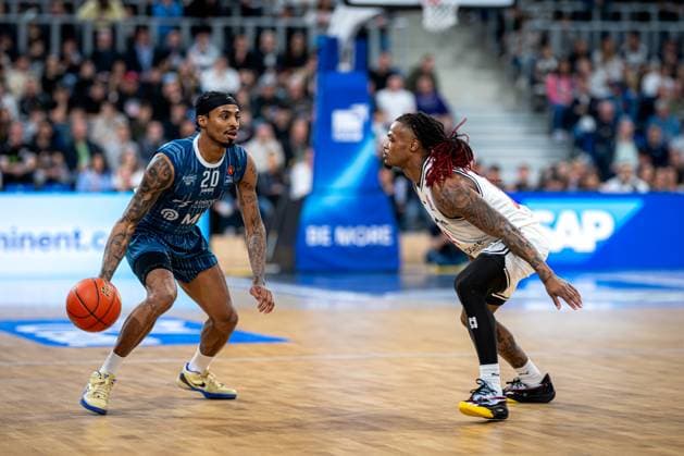 Game action with Michael Weathers 20 MLP Academics Heidelberg and Cobe Williams 24 BMA365 Bamberg Baskets easyCredit BBL MLP Academics Heidelberg - Bamberg Baskets Copyright: xSpeedshotx