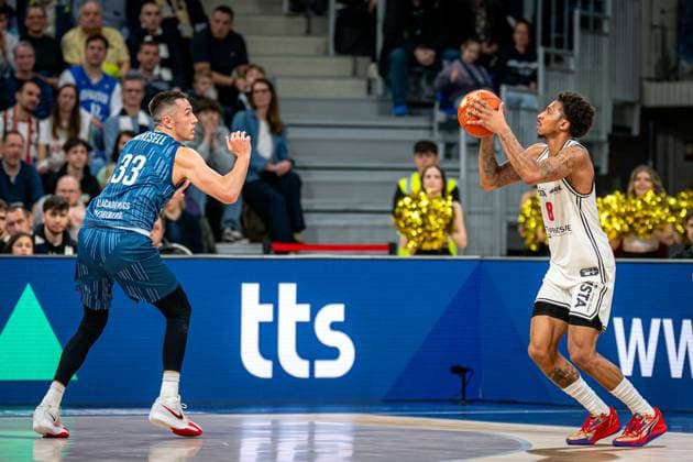 Game action with Ryan Mikesell 33 MLP Academics Heidelberg and Demarcus Demonia 8 BMA365 Bamberg Baskets on the court easyCredit BBL MLP Academics Heidelberg - Bamberg Baskets Copyright: xSpeedshotx
