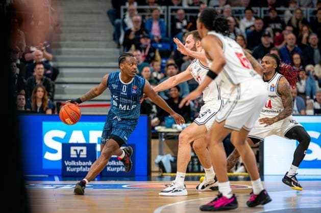 Game action with Moritz Krimmer 27 BMA365 Bamberg Baskets , Cobe Williams 24 BMA365 Bamberg Baskets and 00 MLP Academics Heidelberg easyCredit BBL MLP Academics Heidelberg - Bamberg Baskets Copyright: xSpeedshotx