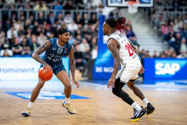 Scene with Michael Weathers 20 MLP Academics Heidelberg and Cobe Williams 24 BMA365 Bamberg Baskets in action on the court easyCredit BBL MLP Academics Heidelberg - Bamberg Baskets Copyright: xSpeedshotx