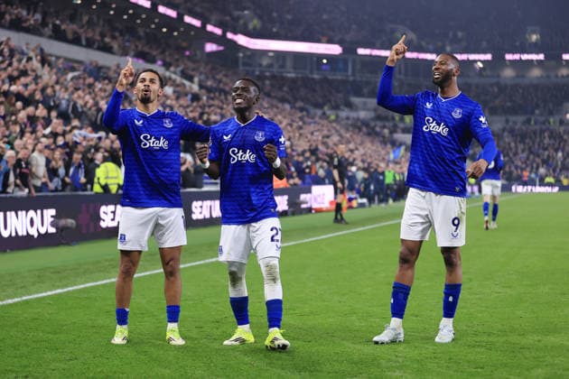 Fußball Premier League Everton gegen Chelsea 21. März 2026 Premier League Everton gegen Chelsea Iliman Ndiaye von Everton (l.) feiert mit Idrissa Gueye von Everton (c.) und Beto von Everton (r.) nach ihrem dritten Tor Foto Simon Stacpoole Abseits Liverpool UK  Copyright: xSimonxStacpoolexOffside