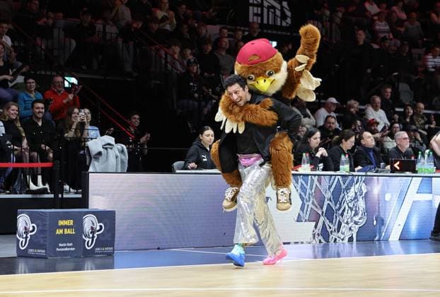 21 03 2026 Basketball Season 2025 2026 2 Bundesliga Pro A 28 Matchday Nuremberg Falcons Basketball Club NBC Uni Baskets Münster Sports photo Zink DaMa xdaxmax Dominik Mujkanovic Hall announcer wears Falcons Nuremberg mascot Falco on the pitch