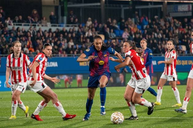 BARCELONA, SPAIN - MARCH 21: Salma Paralluelo (N7) surrounded by Athletic Club de Bilbao players assisting Claudia Pina (N9) during La Liga F Moeve match between FC Barcelona, Barca and Athletic Club de Bilbao at Estadio Johan Cruyff on march 21, 2026 in Barcelona, Spain Copyright: xAndresxLopezxSheridanxx xSPPx Sportspressphoto_SPR115344