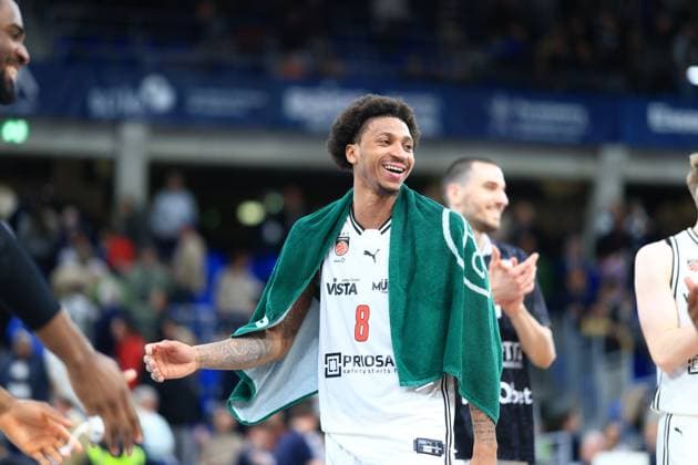 Scene with Demarcus Demonia 8 BMA365 Bamberg Baskets in white jersey with green towel easyCredit BBL MLP Academics Heidelberg - Bamberg Baskets Copyright: xSpeedshotx