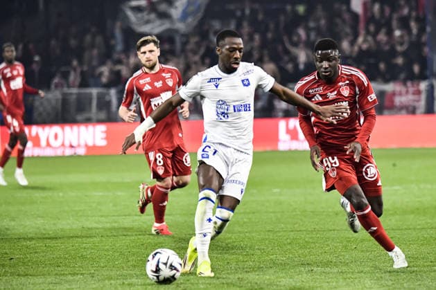 FOOTBALL : AJ Auxerre vs Stade Brestois 29 - Ligue 1 - JournÃ e 27 - 21 03 2026 Lamine Sy (AJ Auxerre) Pathe Mboup (Stade Brestois) AuxerreFrance  Copyright: xBaptistexAutissierx