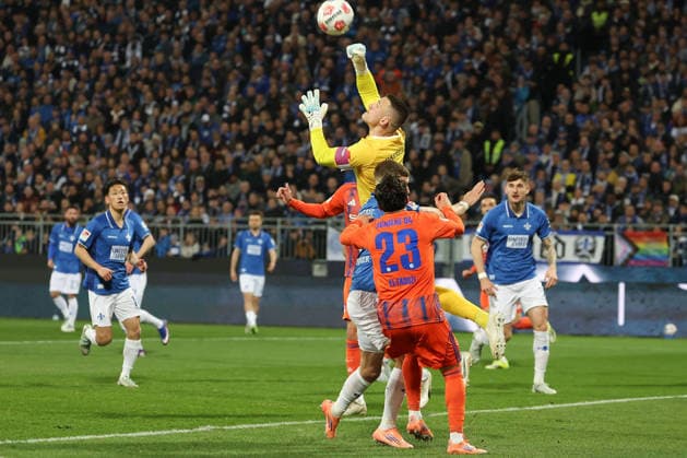 2025 03 21 xjfx Soccer 2 Bundesliga SV Darmstadt 98 FC Schalke 04 v l , Goalkeeper, Goalkeeper Marcel Schuhen SV Darmstadt 98 clears the ball in front of Soufiane El Faouzi FC Schalke 04 , in action, in action, DFL DFB REGULATIONS PROHIBIT ANY USE OF PHOTOGRAPHS as IMAGE SEQUENCES and or QUASI VIDEO Copyright: JoaquimxFerreira