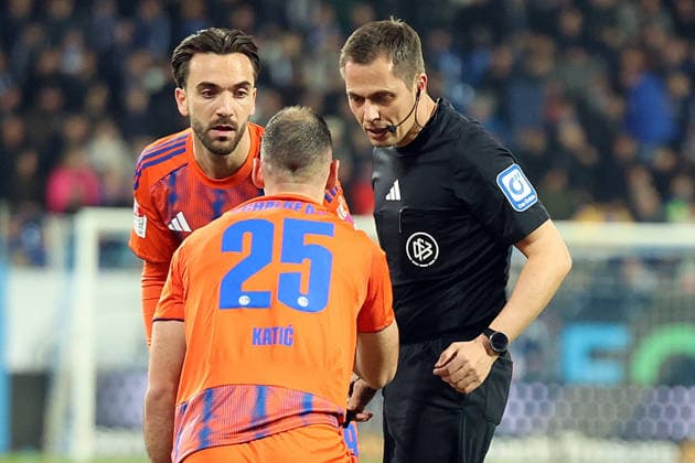 21 03 2026, xrekx, Fußball 2 Bundesliga, SV Darmstadt 98 FC Schalke 04 v l Kenan Karaman FC Schalke 04 Nikola Katic FC Schalke 04 verletzt, Verletzung, Schmerz, Schmerzen, injured, injury, pain, pains Referee Referee Robert Hartmann DFL DFB REGULATIONS PROHIBIT ANY USE OF PHOTOGRAPHS as IMAGE SEQUENCES and or QUASI VIDEO Darmstadt