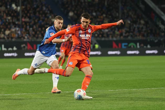 2025 03 21 xjfx Soccer 2 Bundesliga SV Darmstadt 98 FC Schalke 04 v l , Fabian Nürnberger SV Darmstadt 98 , Dejan Ljubicic FC Schalke 04 in aktion, in action, DFL DFB REGULATIONS PROHIBIT ANY USE OF PHOTOGRAPHS as IMAGE SEQUENCES and or QUASI VIDEO Copyright: JoaquimxFerreira