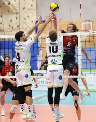 21 03 2026, Germany, Ludwigsburg Volleyball Barock Volleys MTV Ludwigsburg vs Helios Grizzyls Giesen , v l Miguel Sinfronio Giesen , Jan Röling Giesen , Ben Simon Bonin LB