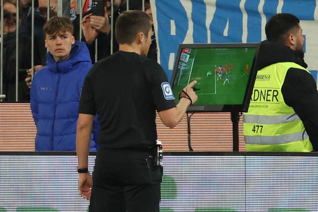 2025 03 21 xjfx Soccer 2 Bundesliga SV Darmstadt 98 FC Schalke 04 v l , referee Robert Hartmann watches the action on the monitor, no goal DFL DFB REGULATIONS PROHIBIT ANY USE OF PHOTOGRAPHS as IMAGE SEQUENCES and or QUASI VIDEO Copyright: JoaquimxFerreira