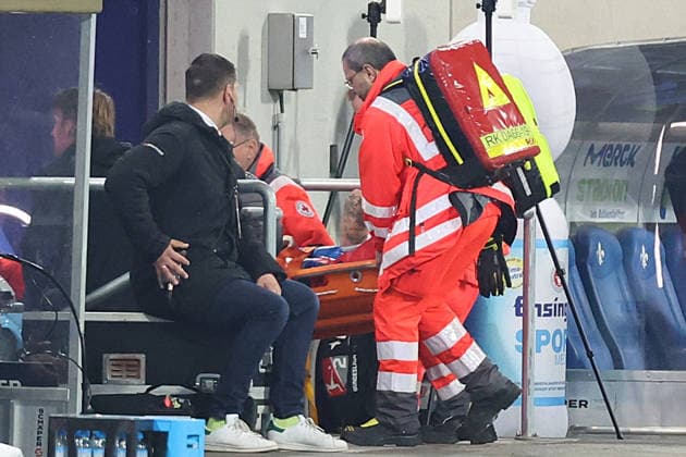 21 03 2026, xrekx, Fußball 2 Bundesliga, SV Darmstadt 98 FC Schalke 04 v l Luca Marseiler SV Darmstadt 98 verletzt, Verletzung, Schmerz, Schmerzen, injured, injury, pain, pains Auswechslung ,Trage DFL DFB REGULATIONS PROHIBIT ANY USE OF PHOTOGRAPHS as IMAGE SEQUENCES and or QUASI VIDEO Darmstadt