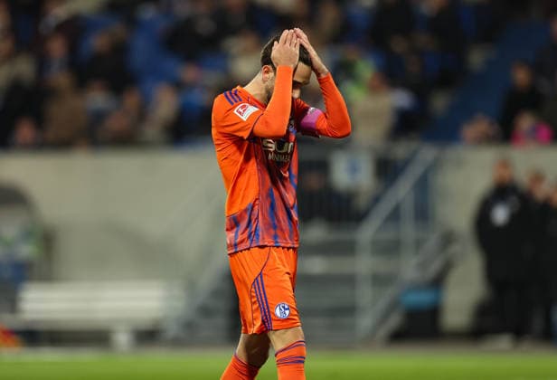 21 03 2026, Soccer 2 Bundesliga, SV Darmstadt 98 FC Schalke 04, v l , Kenan Karaman FC Schalke 04 enttaeuscht, enttaeuscht Blickend, dissapointed, traurig, frustiert, frust, gefrustet, frustrated DFL DFB REGULATIONS PROHIBIT ANY USE OF PHOTOGRAPHS AS IMAGE SEQUENCES AND OR QUASI VIDEO xdcx Copyright: HMBxMedia Claus