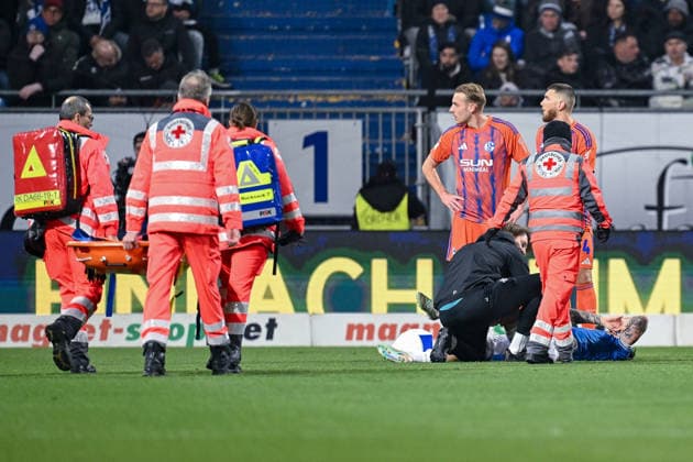21 03 2026, Soccer, 2 Bundesliga, Season 2025 2026, Matchday 26, SV Darmstadt 98 FC Schalke 04, Luca Marseiler SV Darmstadt has to leave the pitch injured and is taken down on a stretcher, xRHR PHOTO YYx Copyright: KROEGER RHR-FOTOx RHR-FOTO YY