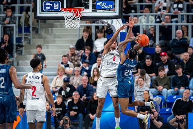Playing action with Michael Weathers 20 MLP Academics Heidelberg and Demarcus Demonia 8 BMA365 Bamberg Baskets at the basket, Ibrahim Watson Boye 2 BMA365 Bamberg Baskets in the background easyCredit BBL MLP Academics Heidelberg - Bamberg Baskets Copyright: xSpeedshotx