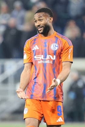 21 03 2026, xtvx, Fußball 2 Bundesliga, SV Darmstadt 98 FC Schalke 04 v l Moussa Sylla FC Schalke 04 gives instructions, gesticulates, gesticulates with arms gives instructions, gesticulates DFL DFB REGULATIONS PROHIBIT ANY USE OF PHOTOGRAPHS as IMAGE SEQUENCES and or QUASI VIDEO Darmstadt