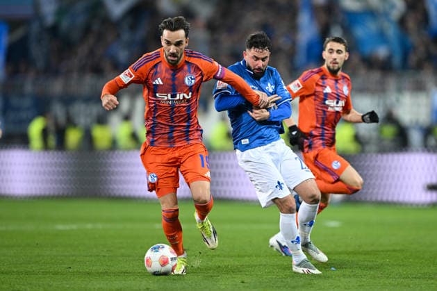 Kenan Karaman FC Schalke 04, 19 in duel with Marco Richter SV Darmstadt 1898, 23 GER, SV Darmstadt 98 vs FC Schalke 04, Soccer 2 Bundesliga, Matchday 27, Season 2025 2026, 21 03 2026 DFL regulations prohibit any use of photographs as image sequences and or quasi video GER, SV Darmstadt 98 vs FC Schalke 04, Soccer 2 Bundesliga, Matchday 27, Season 2025 2026, 21 03 2026 Darmstadt Copyright: xEibner-Pressefoto FlorianxWiegandx EP_FWD
