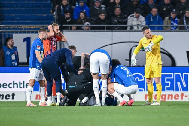 21 03 2026, Soccer, 2 Bundesliga, Season 2025 2026, Matchday 26, SV Darmstadt 98 FC Schalke 04, Luca Marseiler SV Darmstadt has to leave the pitch injured and is taken down on a stretcher, xRHR PHOTO YYx Copyright: KROEGER RHR-FOTOx RHR-FOTO YY