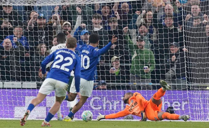 Liverpool, England, 21st March 2026. Robert Sanchez of Chelsea (R) makes a mistake leading to Everton™s second goal during the Everton vs Chelsea Premier League match at Hill Dickinson Stadium, Liverpool. Picture credit should read: Andrew Yates Sportimage EDITORIAL USE ONLY. No use with unauthorised audio, video, data, fixture lists, club league logos or live services. Online in-match use limited to 120 images, no video emulation. No use in betting, games or single club league player publications. SPI_041_AY_EVERTON_CHELSEA SPI-4630-0040