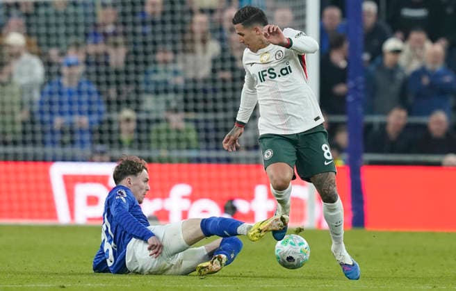 Liverpool, England, 21st March 2026. James Garner of Everton (L) tackles Enzo Fernandez of Chelsea during the Everton vs Chelsea Premier League match at Hill Dickinson Stadium, Liverpool. Picture credit should read: Andrew Yates Sportimage EDITORIAL USE ONLY. No use with unauthorised audio, video, data, fixture lists, club league logos or live services. Online in-match use limited to 120 images, no video emulation. No use in betting, games or single club league player publications. SPI_042_AY_EVERTON_CHELSEA SPI-4630-0041