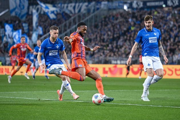 21 03 2026, Soccer, 2 Bundesliga, Season 2025 2026, Matchday 26, SV Darmstadt 98 FC Schalke 04, Fabian Nürnberger SV Darmstadt , Moussa Sylla FC Schalke 04 xRHR PHOTO YYx Copyright: KROEGER RHR-FOTOx RHR-FOTO YY