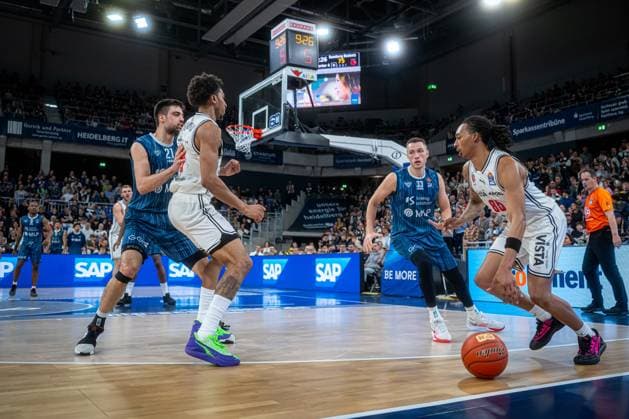 Scene with Mateo Seric 21 MLP Academics Heidelberg , Austin Crowley 85 BMA365 Bamberg Baskets , Ryan Mikesell 33 MLP Academics Heidelberg and Moritz Krimmer 27 BMA365 Bamberg Baskets easyCredit BBL MLP Academics Heidelberg - Bamberg Baskets Copyright: xSpeedshotx