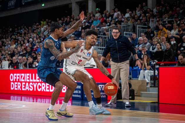 Scene with Michael Weathers 20 MLP Academics Heidelberg and Ibrahim Watson Boye 2 BMA365 Bamberg Baskets as well as Carlo Finetti 999 MLP Academics Heidelberg and Johannes Hübner 996 MLP Academics Heidelberg on the sidelines easyCredit BBL MLP Academics Heidelberg - Bamberg Baskets Copyright: xSpeedshotx