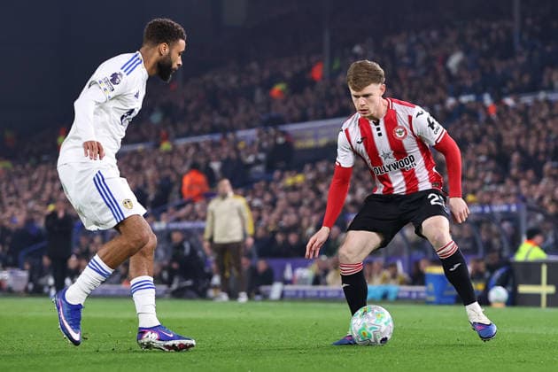 Leeds United v Brentford, Premier League Keane Lewis-Potter of Brentford look to get past Jayden Bogle of Leeds United during the Leeds United v Brentford Premier League match at Elland Road, Leeds, England on 21 March 2026 Credit: Ryan Crockett Every Second Media Editorial use only. All images are copyright Every Second Media Limited. No images may be reproduced without prior permission. All rights reserved. Premier League and Football League images are subject to licensing agreements with Football DataCo Limited. see https: www.football-dataco.com Copyright: xIMAGO EveryxSecondxMediax ESM-1868-0024 RyanxCrockettx xEveryxSecondxMediax