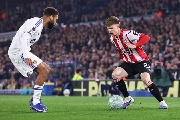 Leeds United v Brentford, Premier League Keane Lewis-Potter of Brentford look to get past Jayden Bogle of Leeds United during the Leeds United v Brentford Premier League match at Elland Road, Leeds, England on 21 March 2026 Credit: Ryan Crockett Every Second Media Editorial use only. All images are copyright Every Second Media Limited. No images may be reproduced without prior permission. All rights reserved. Premier League and Football League images are subject to licensing agreements with Football DataCo Limited. see https: www.football-dataco.com Copyright: xIMAGO EveryxSecondxMediax ESM-1868-0025 RyanxCrockettx xEveryxSecondxMediax